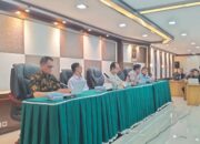 Ratusan Tendik Honorer Unand Penuhi Ruang Sidang Rektor