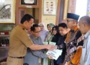 Pemko Serahkan Penghargaan kepada Keluarga A.A Navis dan Hibah Buku untuk TBM dan Perpustakan Masjid