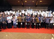 Pemerintah Serahkan 1.120 Sertipikat Tanah untuk Transmigran di Sukabumi