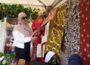 Ketua Dekranasda Kota Tinjau Seluruh Stand Festival Literasi, Ajak Pelaku UMKM Tingkatkan Kualitas Produk