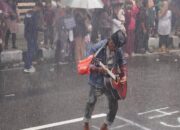 “Hujan Buatan” Tutup Meriahnya Pawai Alegoris HUT RI