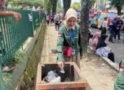 Usai Pawai Alegoris, Petugas dan Warga Sigap Bersihkan Sampah di Jalanan