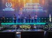 Terima Lifetime Achievement dari BAZNAS RI, Mantan Dirkeu PT Semen Padang Terharu