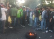 Seluruh Elemen Turut Aksi Demo Di DPRD Sumbar