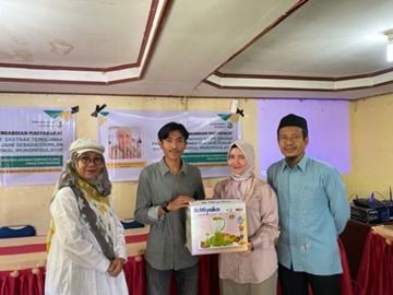 Tim dari Fakultas Farmasi Unand bersama masyarakat.