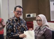 Dalam Rangka Sosialisasi, Kantah BPN Dharmasraya Serahkan Sertipikat Warga