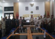 Himpunan Aspirasi Masyarakat Peduli Dharmasraya Serahkan Penghargaan Kepada Kakantah