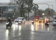 BMKG: Hujan Dominasi Cuaca Mayoritas Wilayah Indonesia Pada Jumat, Padang Hujan Petir