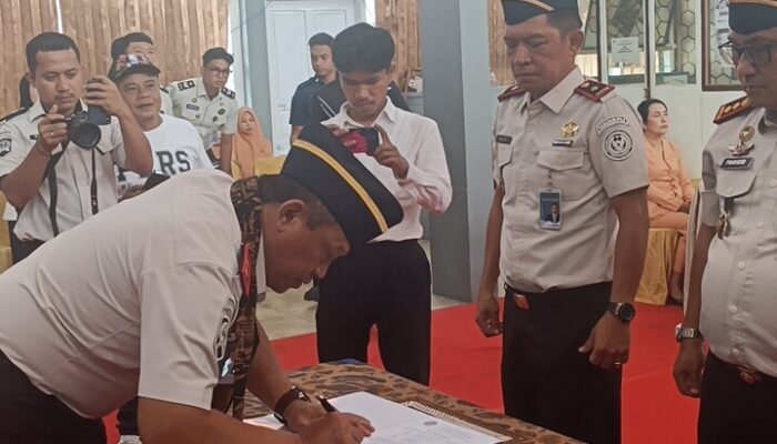 Kakanwil Ditjen Pemasyarakatan menandatangani berita acara Sertijab Karutan Kelas II B Padang Panjang