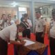 Kakanwil Ditjen Pemasyarakatan menandatangani berita acara Sertijab Karutan Kelas II B Padang Panjang