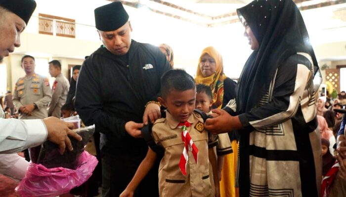 Program Padang Panjang Cerdas Kembali Hadir, Ratusan Pelajar Dapat Seragam, Tas dan Sepatu Gratis
