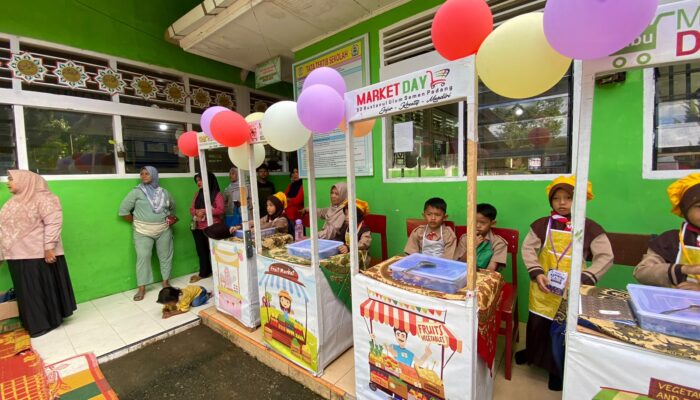 Akademisi Empat Kampus Hibur Anak-anak Penyintas Banjir SD Bustanul Ulum Semen Padang Lewat ASPIKOM CARE 2026