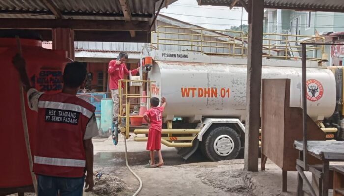Warga Lambung Bukik Masih Krisis Air, PT Semen Padang Salurkan 8.000 Liter Air Bersih