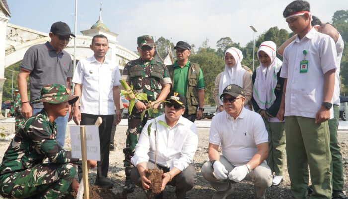 Pulihkan Lingkungan Pascagalodo, Pemko Padang Panjang dan TNI Gerakkan Penghijauan