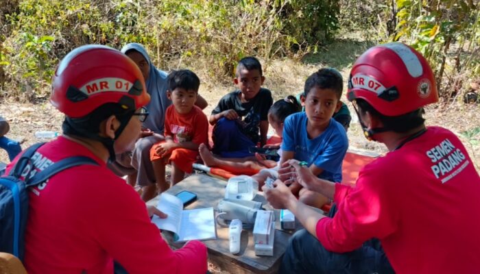Semen Padang Peduli Lakukan Pemeriksaan Kesehatan Warga Terdampak Gempa Manggarai Timur