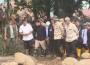 Usai Tinjau Posko Galodo Solok, Gibran Foto Bersama Warga: Momen Sederhana di Tengah Duka Bencana