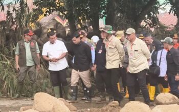 Usai Tinjau Posko Galodo Solok, Gibran Foto Bersama Warga: Momen Sederhana di Tengah Duka Bencana