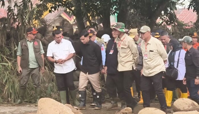 Usai Tinjau Posko Galodo Solok, Gibran Foto Bersama Warga: Momen Sederhana di Tengah Duka Bencana
