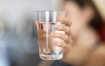 Minum Air Putih Setelah Bangun Tidur, Benarkah Banyak Manfaatnya?