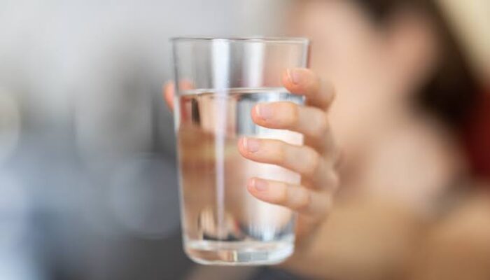 Minum Air Putih Setelah Bangun Tidur, Benarkah Banyak Manfaatnya?