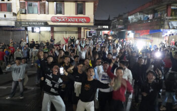 Dari Tegang hingga Pecah, Warga Padang Panjang Rayakan Dramatisnya Kemenangan Garuda