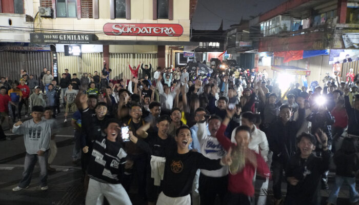 Dari Tegang hingga Pecah, Warga Padang Panjang Rayakan Dramatisnya Kemenangan Garuda