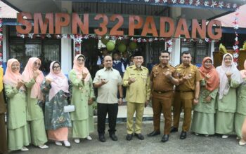 Muharlion Dorong Siswa SMPN 32 Padang Berani Bermimpi dan Berjuang Raih Prestasi