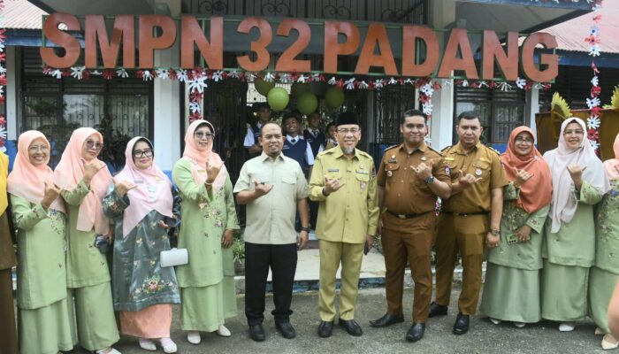Muharlion Dorong Siswa SMPN 32 Padang Berani Bermimpi dan Berjuang Raih Prestasi
